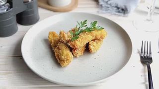 Crochete de pui cu fulgi si parmezan,cartofi wedges,salata de varza alba,apa plata