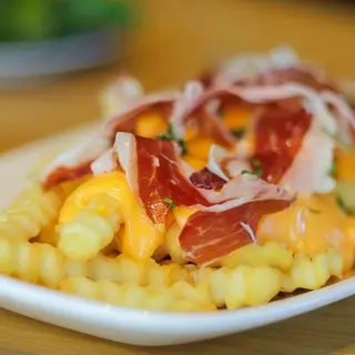 PATATES FREGIDES AMB FORMATGE CHEDDAR I ENCENALLS D'IBÈRIC