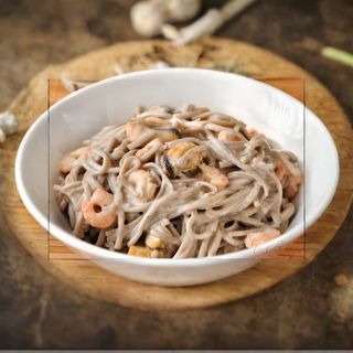 соба з морепродуктами у вершковому соусі