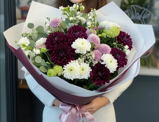 Buchet crizanteme bordeaux, lisianthus și santini