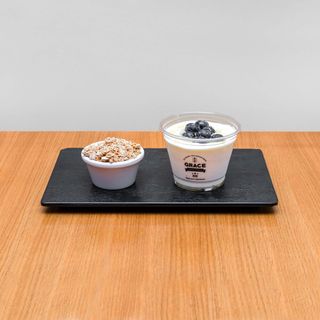 Vasetto di Yogurt al Miele con Muesli e Mirtilli