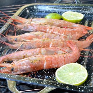 93. Parrillada de gambas lasngostineras al carbón