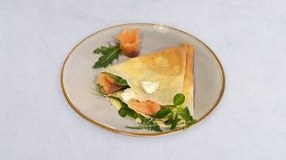 Naleśnik z wędzonym łososiem