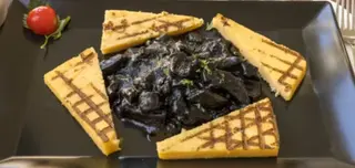 Seppie in nero alla veneziana con la polenta