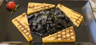 Seppie in nero alla veneziana con la polenta