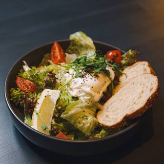 Салат з авокадо та червоною рибою (250г)