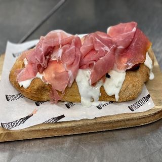 Pizza burrata, pomodorini e prosciutto crudo