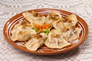 Pierogi z gęsiną i sosem żurawinowym