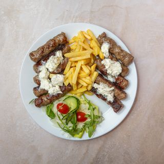 Ćevapi na kajmaku i pomfrit