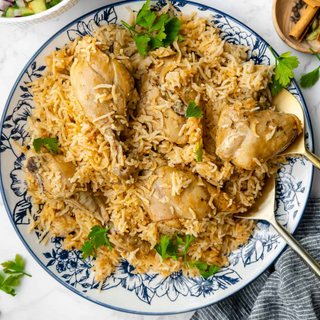 Piatto grande con riso e chicken biryani