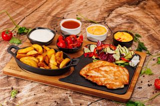 Piept de pui la gratar cu cartofi wedges