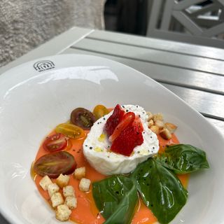 Ensalada De Burrata Y Salmorejo