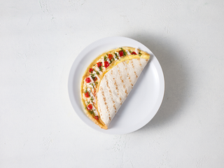 Тортилья з омлетом, куркою та сиром