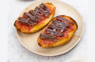 Pan De Ajo Con Tomate Y Anchoas