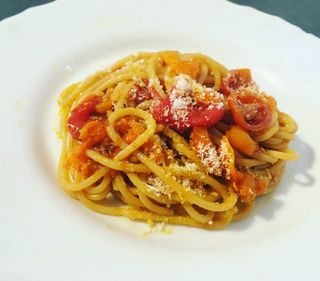 Pasta al pomodoro datterino, basilico e grana