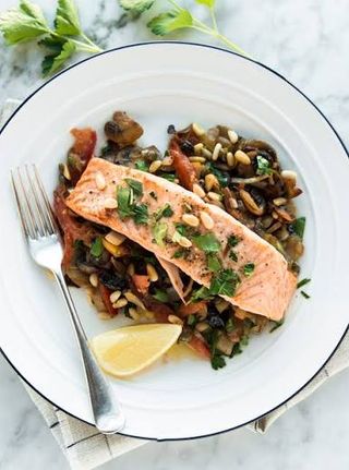 Plat Le Saumon à la Méditerranéenne