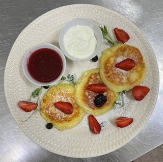 Сырники со сметаной, домашним джемом и клубникой