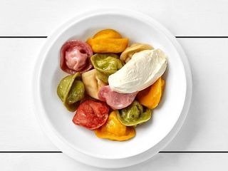 Різнокольорові пельмені з куркою та сметаною (230g)