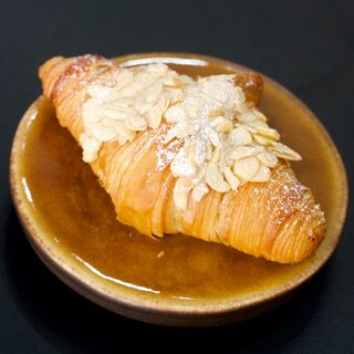 Croissant fourré aux amandes