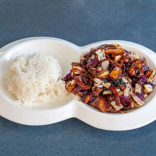 Svinjetina sa povrćem i šampinjonima u sosu po izboru + pirinač