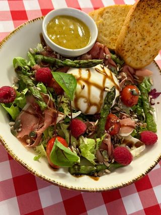 Sałatka z Burratą Wiosenna