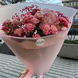 Bukiet z róż gałązkowych, gipsówki i hortensji