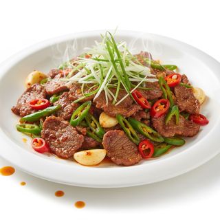 Manzo saltato con verdure e peperoncini 小炒牛肉