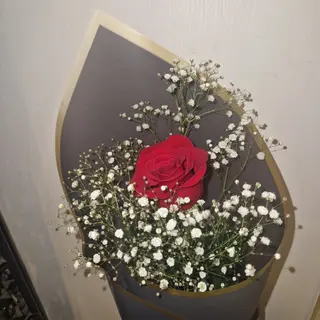Una rosa con papel coreano negro
