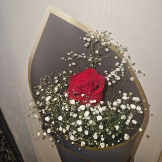 Una rosa con papel coreano negro