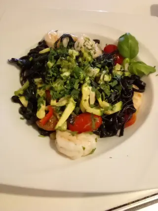 Czarny makaron tagliolini z krewetkami 