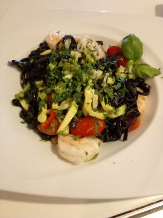 Czarny makaron tagliolini z krewetkami 