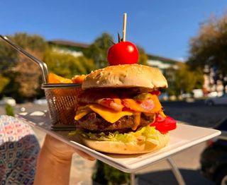 Burger Dio+cartofi wedges+sos samurai