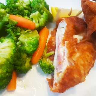 Пилешки стек Кордон бльо със задушени зеленчуци 350 гр.