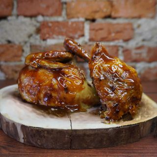 Medio Pollo Criollo Premium Con Salsa Barbacoa