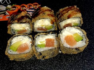 Rolka na Gorąco z Łososiem 6szt 200gr 