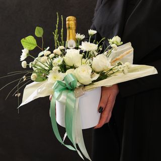 Композиція з міні шампанським та квітами 