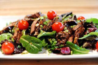 Мясной салат в имбирном соусе