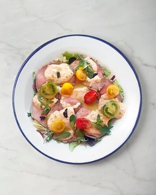 Vitello tonnato con insalata di pomodori