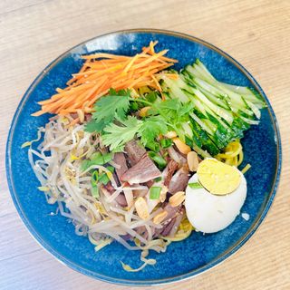Spaghetti freddi con manzo e verdure