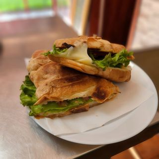 Croissant de serrano, manchego, tomate, aceite y orégano