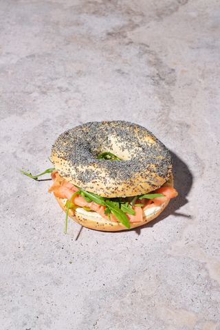 Bagel de salmón ahumado