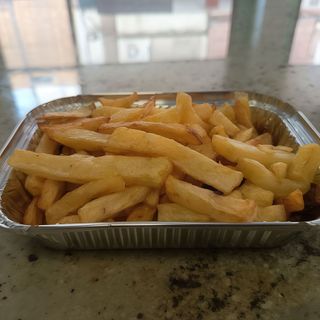 Ración de patatas fritas naturales pequeña para dos personas dos personas