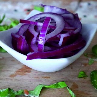 Salată de ceapă roșie
