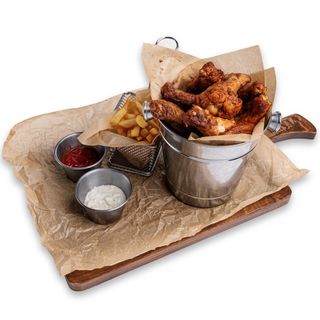 Ведро куриных крыльев