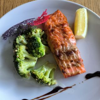 Філе лосося з броколі у вершках