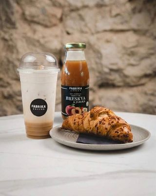 Choco croissant + Iced vanilla latte + cijeđena breskva i jabuka