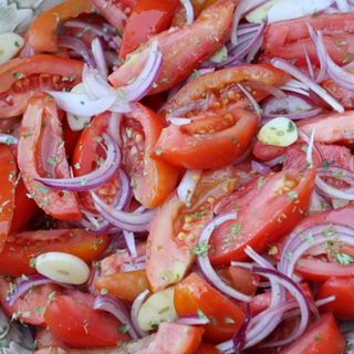 INSALATA POMADARO COM CEBOLA