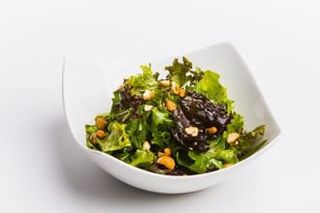 Кешью жанғағы қосылған микс салаты/Микс салатов с орехами кешью