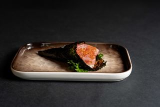 100. Mini temaki maguto tartare