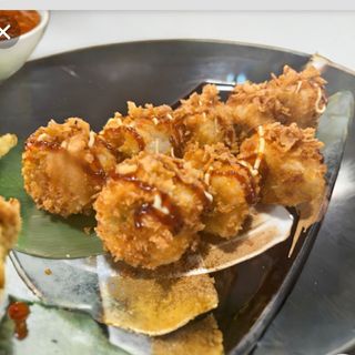 Uramaki frito aguacate surimi queso cebolla fritas 8u